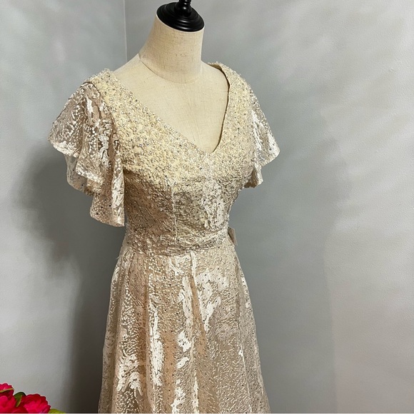 Mac Duggal Embroidered Flutter Ruffle Sleeve V-Neck Gown In Ivory & Nude New Tag - Picture 7 of 17